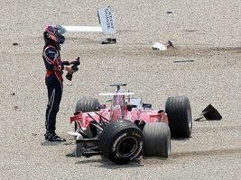 Formel 1 Wagen fehlt nach Crash ein Rad