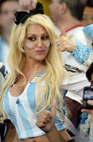 Sexy Blondine im Argentinien-Trikot