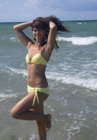 Süßes brünettes Girl steht im Bikini im Wasser
