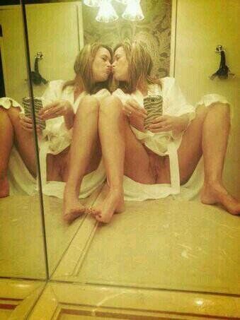 Girl küsst ihr eigenes Spiegelbild beim Selfshot