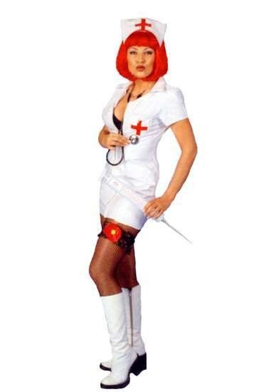 Rothaarige Krankenschwester kommt mit der Spritze