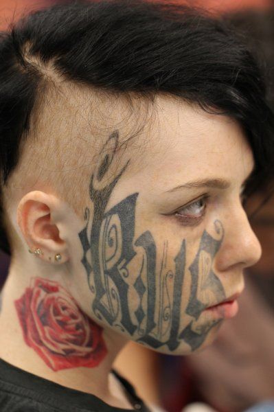Girl mit großem Tattoo im Gesicht
