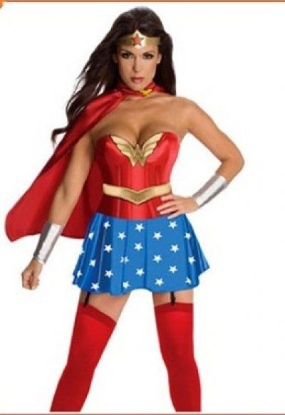 Girl verkleidet als Wonder Woman