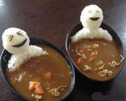Figuren aus Reis geformt sitzen in der Suppe