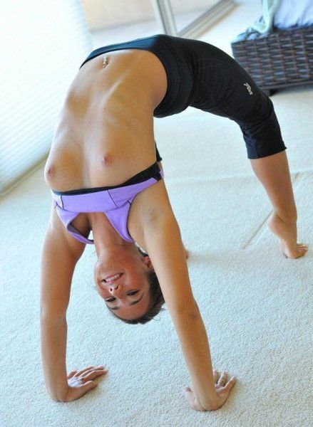 Girl mit kleinen Titten macht Gymnastik