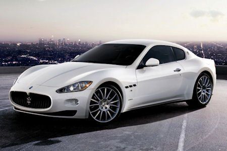 Weißer Maserati in der Nacht
