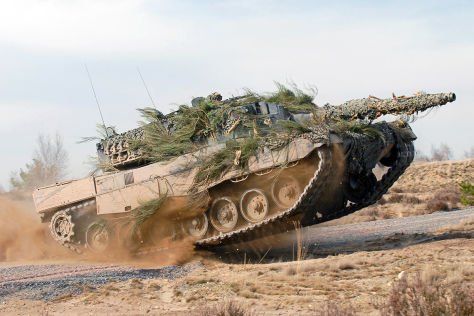 Panzer rast durchs Gelände
