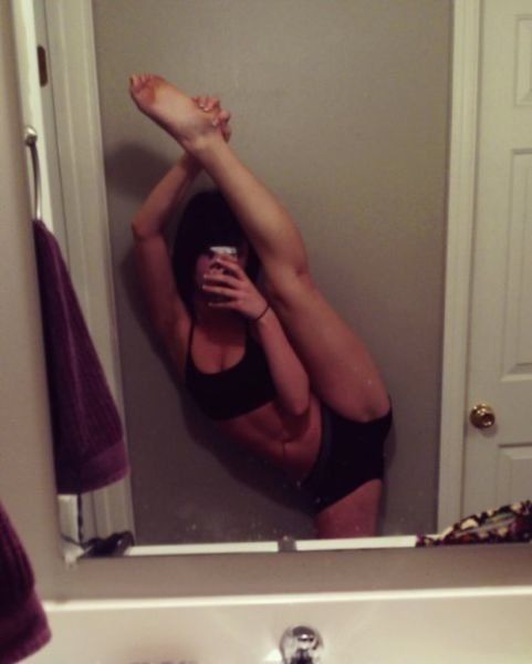 Flexibles Teengirl macht akrobatisches Selfie