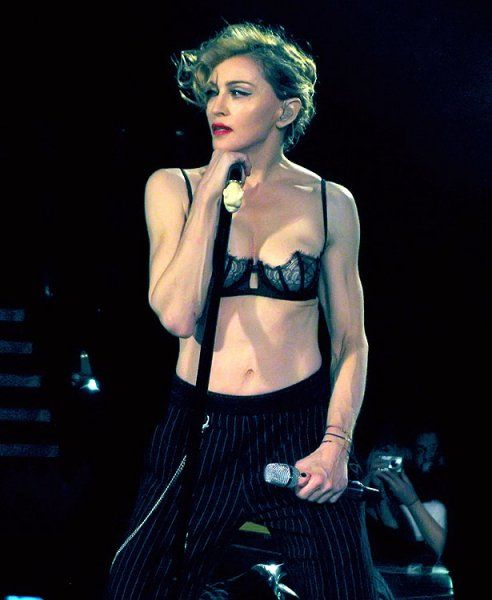 Madonna im BH auf der Bühne
