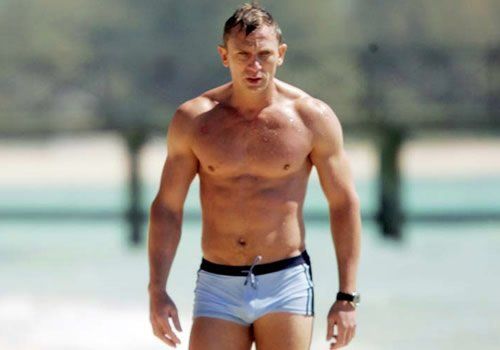 James Bond-Darsteller Daniel Craig in engen Shorts am Strand