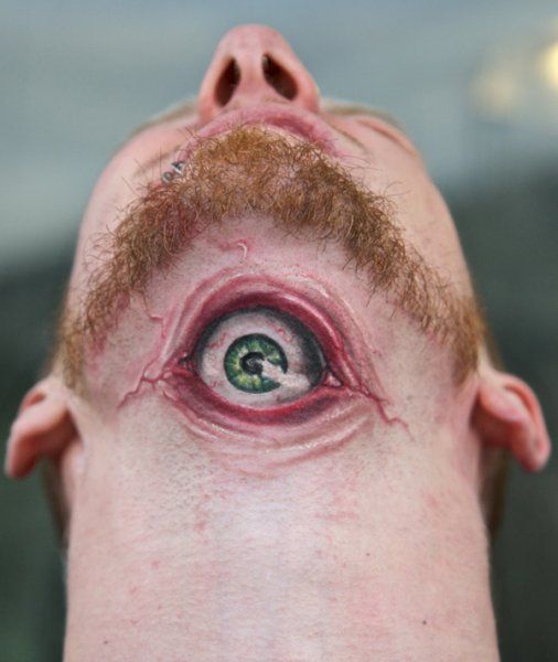 Gruseliges Augen Tattoo am Hals