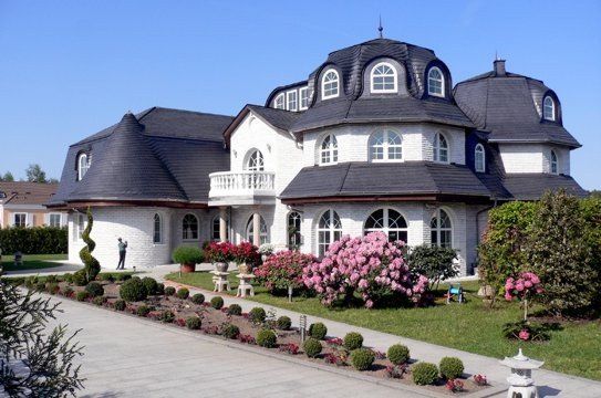 Weiße Luxus Villa mit großem Garten