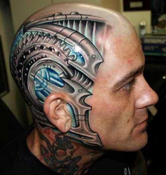 Mann mit Glatze Tattoo