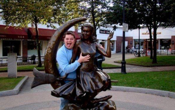 Dicker Kerl fasst Statue an die Brüste
