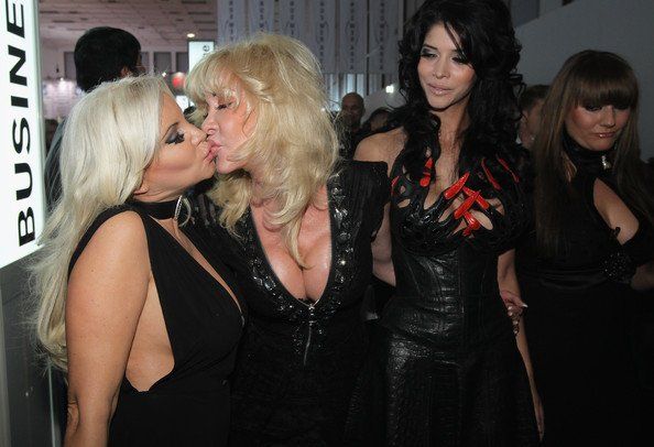 Dolly Buster küsst Tatjana Gsell und Micaela Schäfer schaut zu