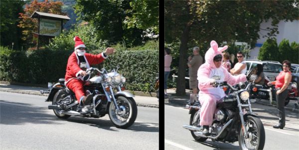 Motorradfahrender Weihnachstmann und Osterhase