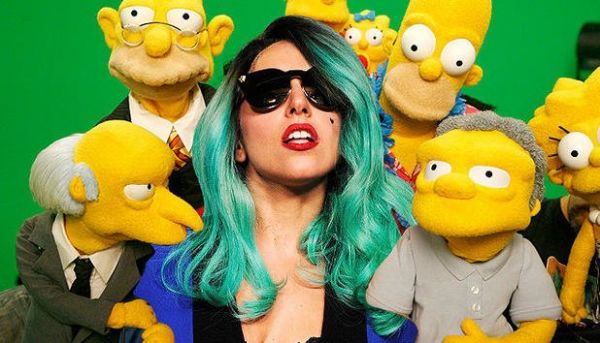 Lady Gaga mit Simpsons Figuren