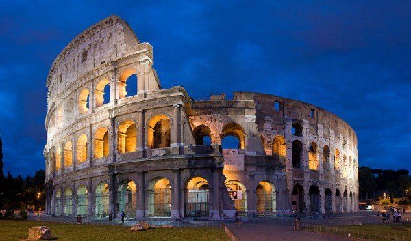 Das Kolosseum in Rom bei Nacht