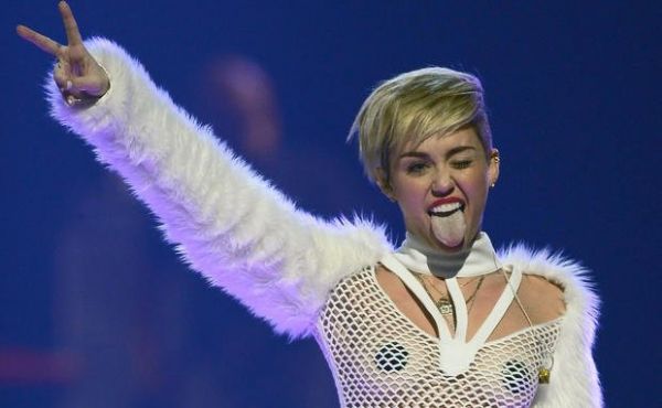 Miley Cyrus zeigt ihre Zunge