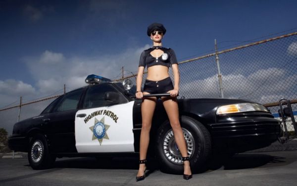 Heiße Polizistin von der Highway Patrol