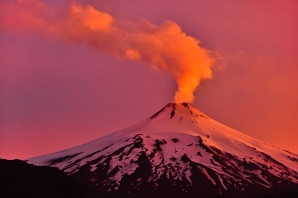 Rauch steigt aus aktivem Vulkan auf