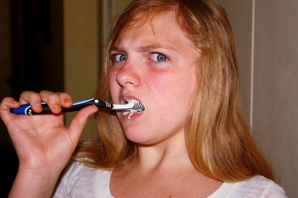 Hässliches Teengirl beim Zähne putzen