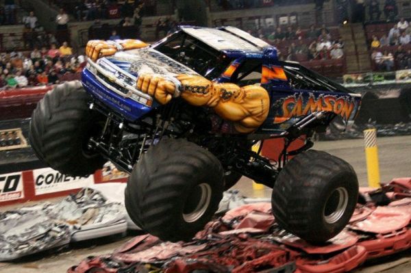 Monster Truck Samson macht mehrere Autos platt