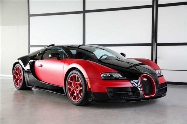 Bugatti Veyron in Rot-Schwarz