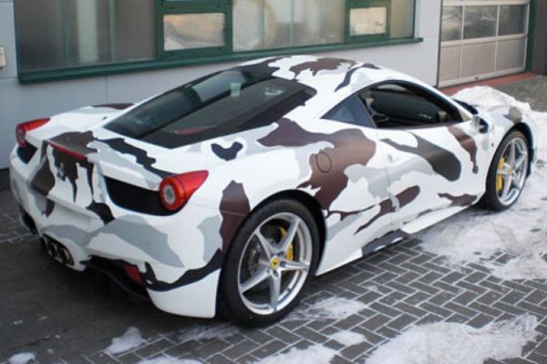 Heißer Ferrari in Tarnfarben