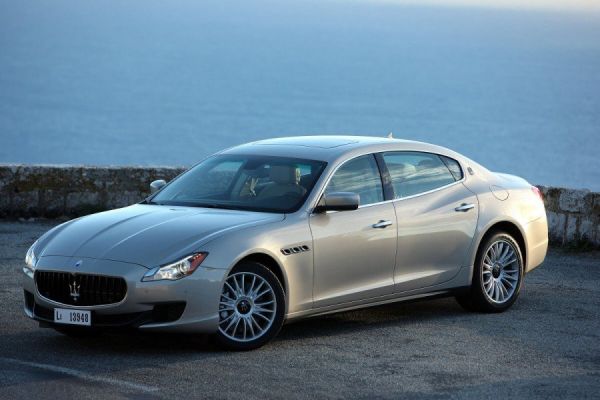Silberner Maserati steht direkt am Meer
