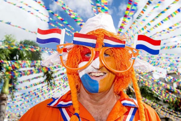 Verrückter Holland Fan ist ganz in oranje
