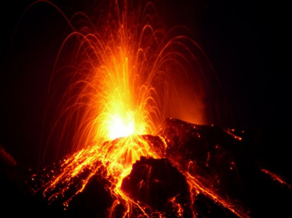Lava spritzt aus Vulkan