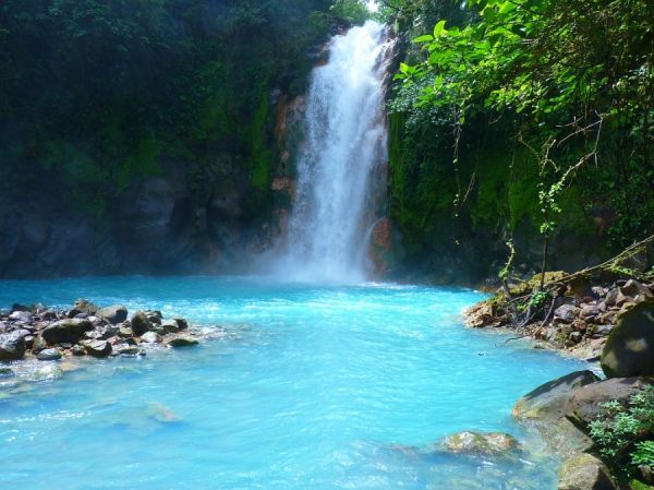 Wasserfall und türkisblaues Wasser