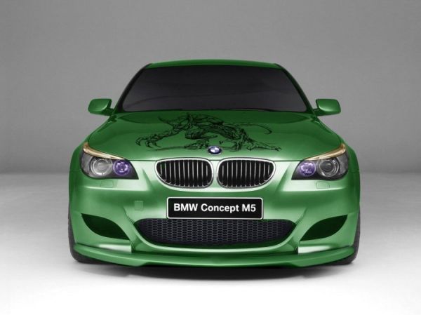 Grüner BMW M5 mit coolem Airbrush auf der Motorhaube