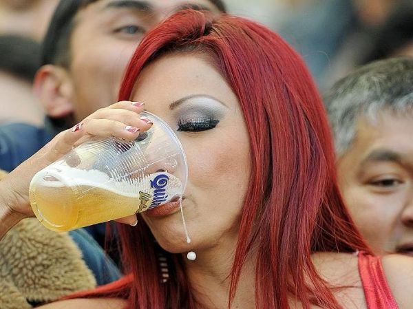 Sexy Rothaarige löscht ihren Durst mit Bier
