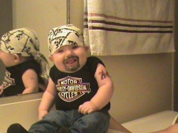 Baby mit Bart und Harley Davidson Shirt