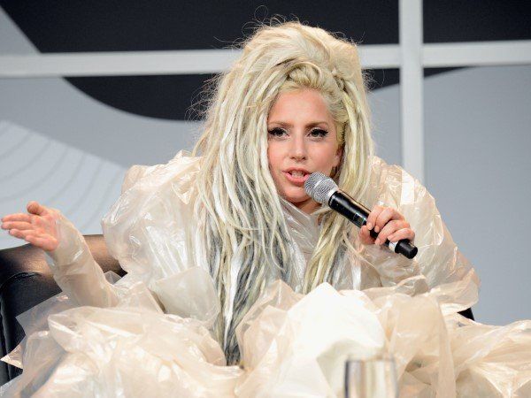 Lady Gaga im weißen Kostüm mit Dreadlocks