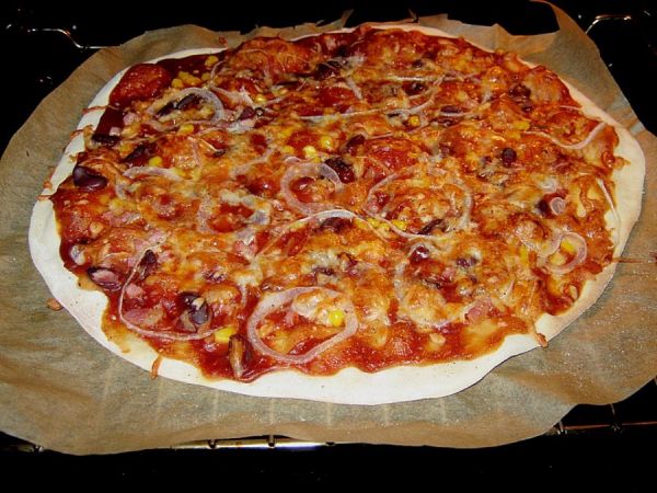 Pizza mit Käse und Zwiebeln