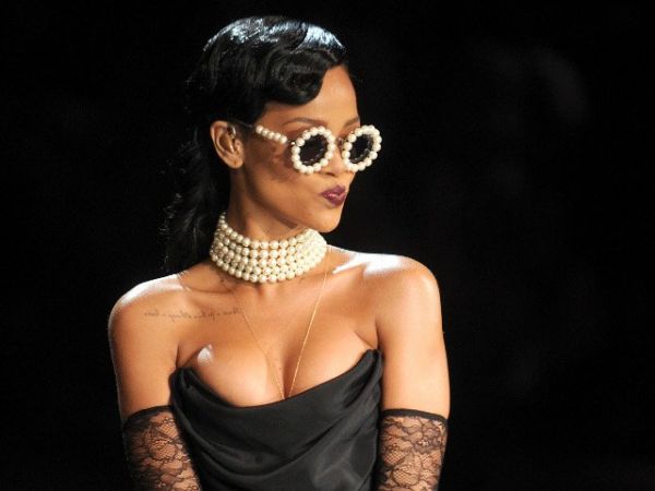Rihanna im kleinen Schwarzen und mit cooler Sonnenbrille
