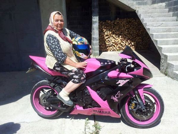 Oma mit Kopftuch sitzt auf Yamaha Motorrad