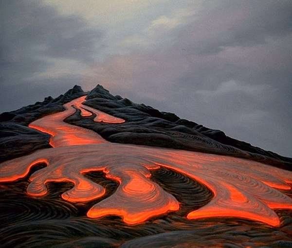 Rote Lava läuft aus dem Vulkan